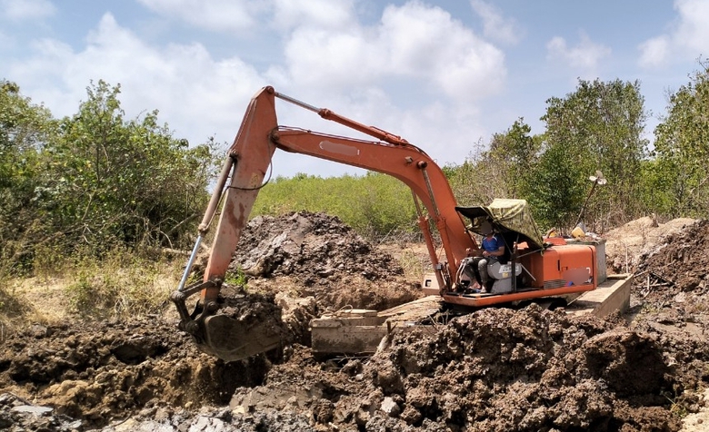 Xe m&aacute;y t&ocirc;ng v&agrave;o xe cuốc, hai thiếu ni&ecirc;n nhập viện- Ảnh 1.