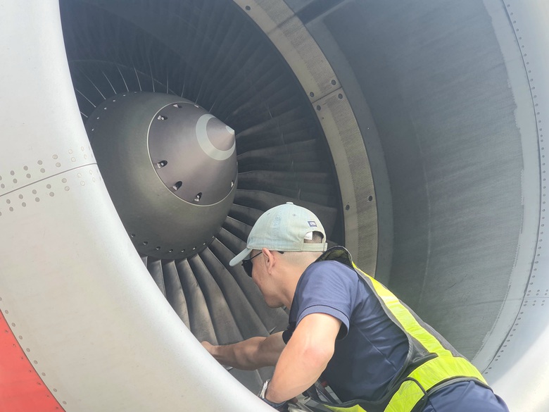 Nh&acirc;n vi&ecirc;n s&acirc;n bay Cần Thơ cần mẫn l&agrave;m việc dưới nắng n&oacute;ng hơn 50 độ C- Ảnh 3.