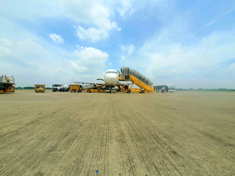 Nh&acirc;n vi&ecirc;n s&acirc;n bay Cần Thơ cần mẫn l&agrave;m việc dưới nắng n&oacute;ng hơn 50 độ C- Ảnh 1.