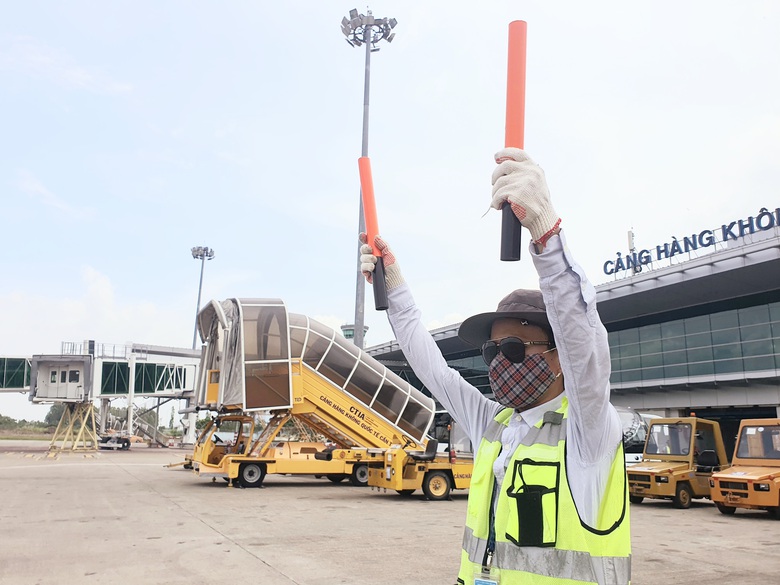 Nh&acirc;n vi&ecirc;n s&acirc;n bay Cần Thơ cần mẫn l&agrave;m việc dưới nắng n&oacute;ng hơn 50 độ C- Ảnh 2.