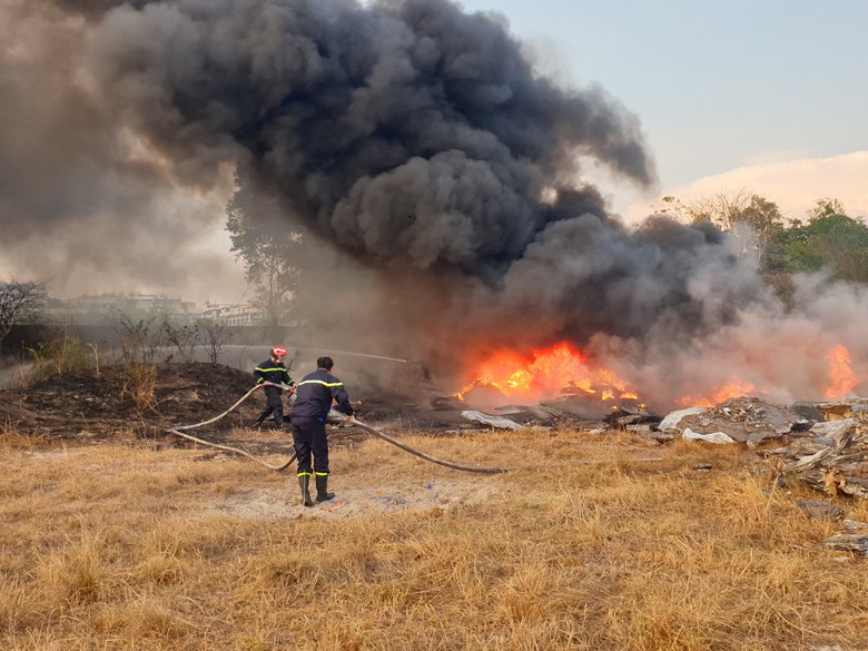Một buổi chiều, xảy ra hai vụ ch&aacute;y lớn ở B&igrave;nh Dương- Ảnh 1.