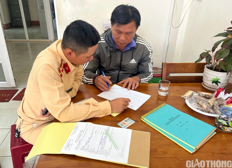 Phạt 5 triệu, tước GPLX 2 th&aacute;ng t&agrave;i xế xe kh&aacute;ch vượt đ&egrave;n đỏ ở Đắk Lắk- Ảnh 1.