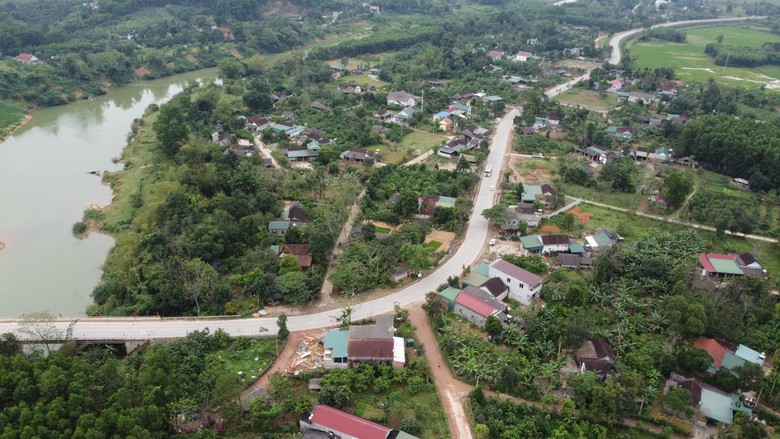 Cận cảnh kh&uacute;c cua gấp xảy ra nhiều vụ lật xe tr&ecirc;n quốc lộ đoạn qua H&agrave; Tĩnh- Ảnh 1.