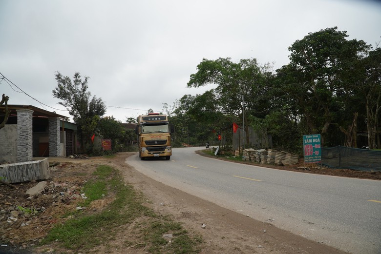 Cận cảnh kh&uacute;c cua gấp xảy ra nhiều vụ lật xe tr&ecirc;n quốc lộ đoạn qua H&agrave; Tĩnh- Ảnh 2.