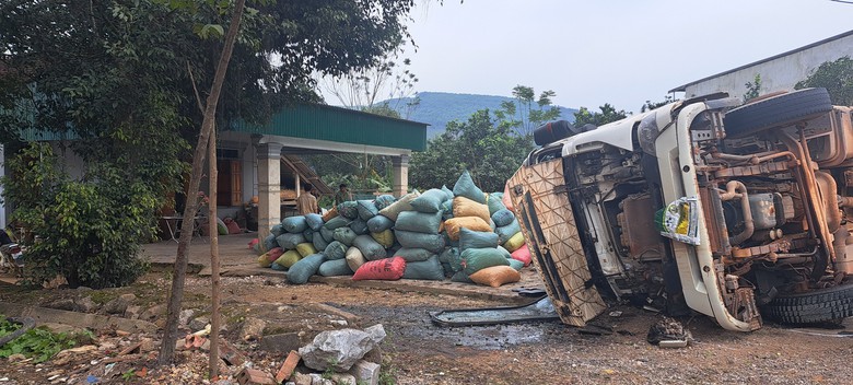 Cận cảnh kh&uacute;c cua gấp xảy ra nhiều vụ lật xe tr&ecirc;n quốc lộ đoạn qua H&agrave; Tĩnh- Ảnh 3.