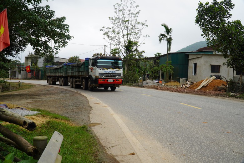 Cận cảnh kh&uacute;c cua gấp xảy ra nhiều vụ lật xe tr&ecirc;n quốc lộ đoạn qua H&agrave; Tĩnh- Ảnh 5.