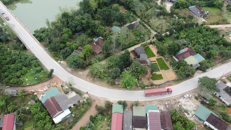 Cận cảnh kh&uacute;c cua gấp xảy ra nhiều vụ lật xe tr&ecirc;n quốc lộ đoạn qua H&agrave; Tĩnh- Ảnh 6.