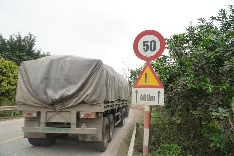 Cận cảnh kh&uacute;c cua gấp xảy ra nhiều vụ lật xe tr&ecirc;n quốc lộ đoạn qua H&agrave; Tĩnh- Ảnh 7.