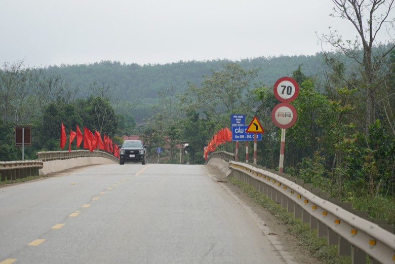 Cận cảnh kh&uacute;c cua gấp xảy ra nhiều vụ lật xe tr&ecirc;n quốc lộ đoạn qua H&agrave; Tĩnh- Ảnh 8.