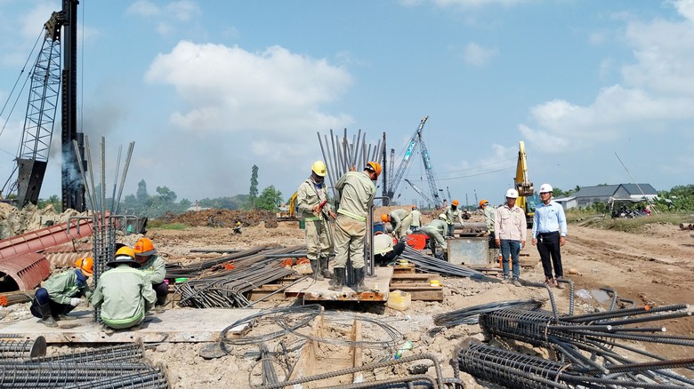 Cao tốc Cao L&atilde;nh - An Hữu thi c&ocirc;ng thế n&agrave;o khi thiếu c&aacute;t?- Ảnh 1.