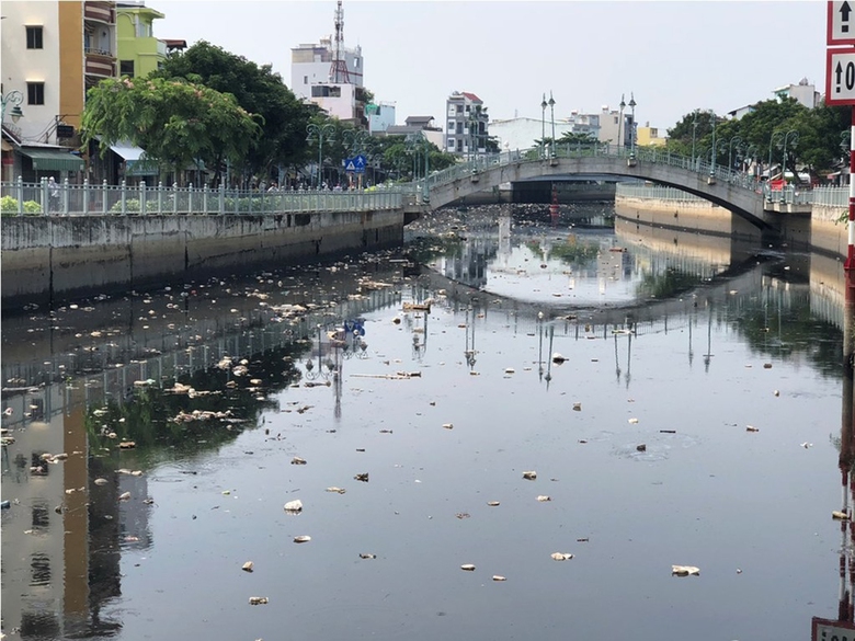 TP.HCM: Chi ngh&igrave;n tỷ cải tạo, r&aacute;c vẫn ngập k&ecirc;nh rạch- Ảnh 1.
