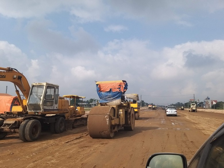 Hơn 30 hộ d&acirc;n chưa nhận tiền đền b&ugrave;, đường kết nối Long An - TP.HCM thi c&ocirc;ng chậm- Ảnh 1.