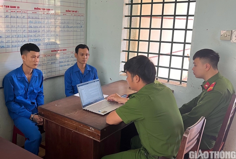 Bắt giam hai đối tượng đi xe m&aacute;y gắn biển số giả, cướp giật d&acirc;y chuyền v&agrave;ng- Ảnh 1.