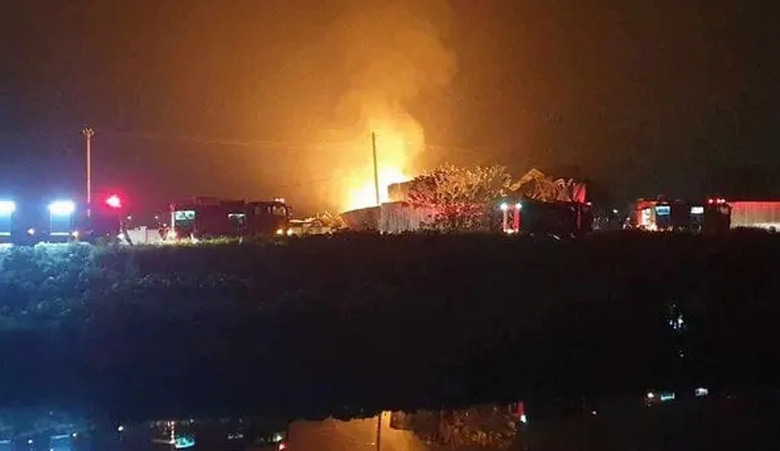 Xe chở gas ch&aacute;y lan sang nh&agrave; xưởng, 3 người bị thương- Ảnh 1.