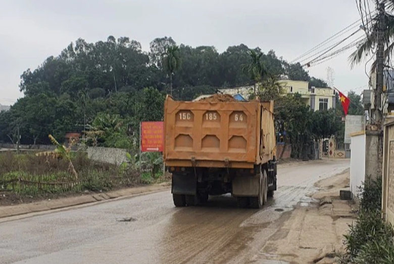 Hải Ph&ograve;ng: Bất an xe chở cọc b&ecirc; t&ocirc;ng ngh&ecirc;nh ngang khắp phố- Ảnh 5.