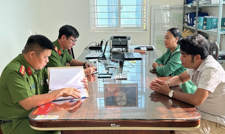 Bắt giam hai đối tượng đi xe m&aacute;y gắn biển số giả, cướp giật d&acirc;y chuyền v&agrave;ng- Ảnh 2.