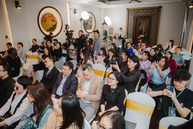 Ca sĩ Bằng Kiều: 