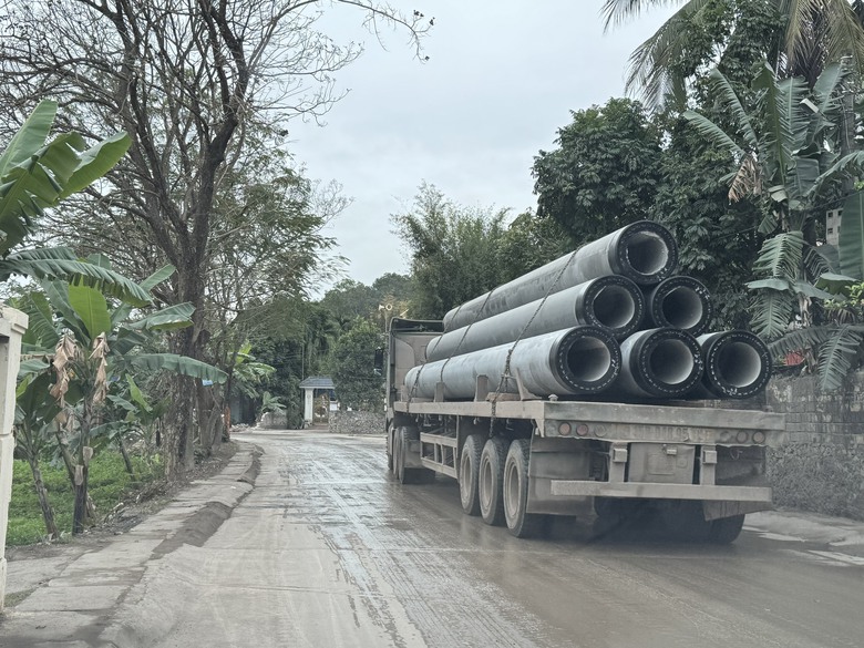 Hải Ph&ograve;ng: Bất an xe chở cọc b&ecirc; t&ocirc;ng ngh&ecirc;nh ngang khắp phố- Ảnh 3.