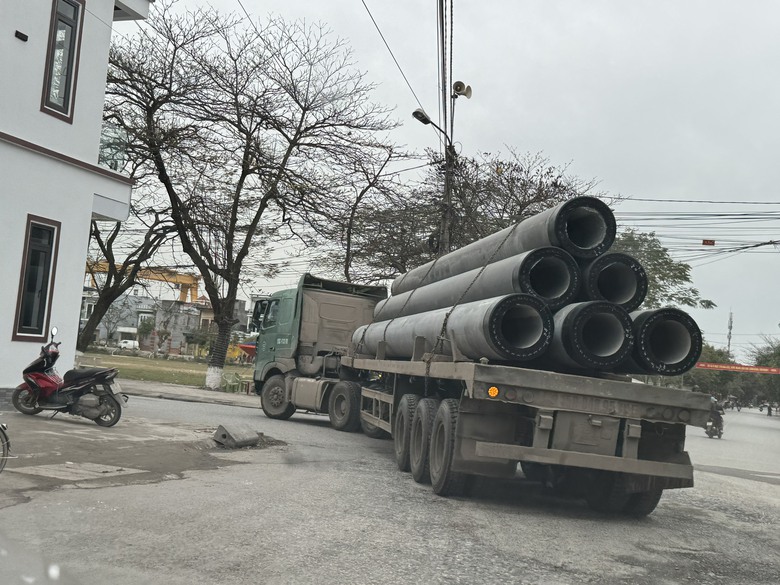 Hải Ph&ograve;ng: Bất an xe chở cọc b&ecirc; t&ocirc;ng ngh&ecirc;nh ngang khắp phố- Ảnh 1.