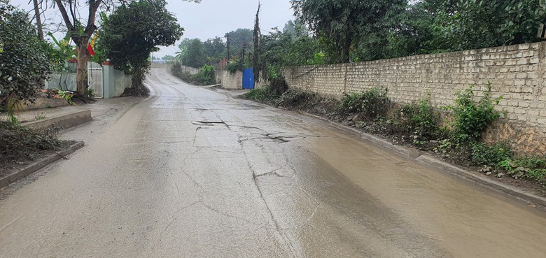 Hải Ph&ograve;ng: Bất an xe chở cọc b&ecirc; t&ocirc;ng ngh&ecirc;nh ngang khắp phố- Ảnh 2.