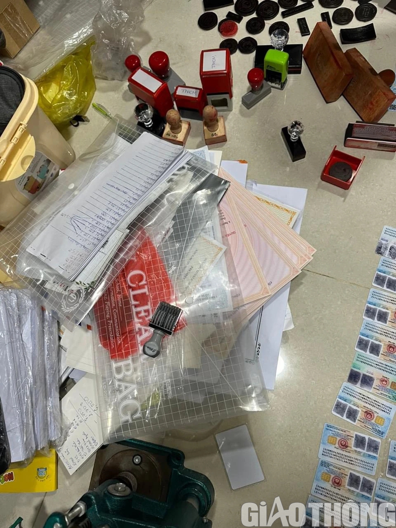 B&igrave;nh Dương: Bắt giữ đối tượng l&agrave;m giả con dấu, t&agrave;i liệu- Ảnh 2.