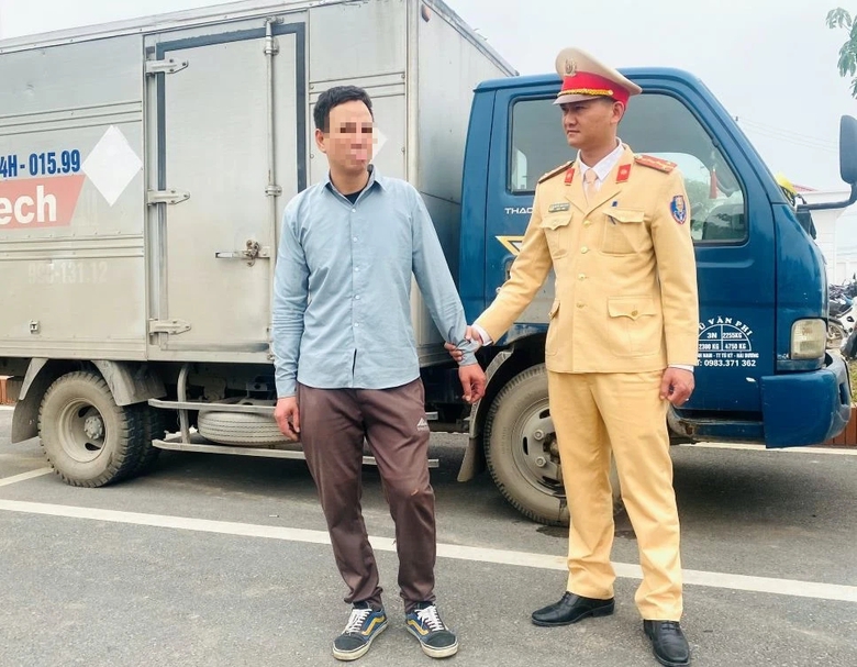 Kiểm tra xe vi phạm tốc độ, ph&aacute;t hiện t&agrave;i xế dương t&iacute;nh với ma t&uacute;y- Ảnh 1.