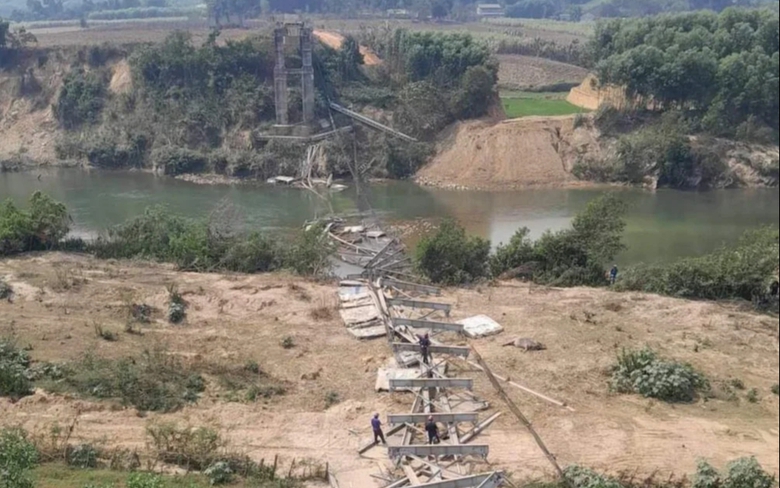 Cầu treo bất ngờ đổ sập khi đang khắc phục sạt lở mố- Ảnh 1.