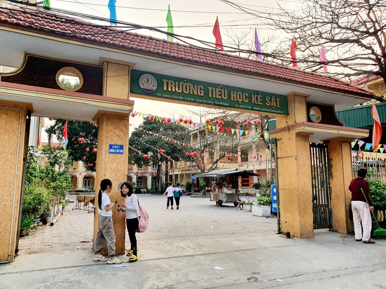 Bất ngờ cảnh học sinh vượt s&ocirc;ng đến trường ở một khu d&acirc;n cư sầm uất- Ảnh 10.