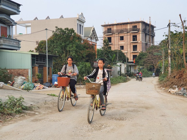 Bất ngờ cảnh học sinh vượt s&ocirc;ng đến trường ở một khu d&acirc;n cư sầm uất- Ảnh 3.