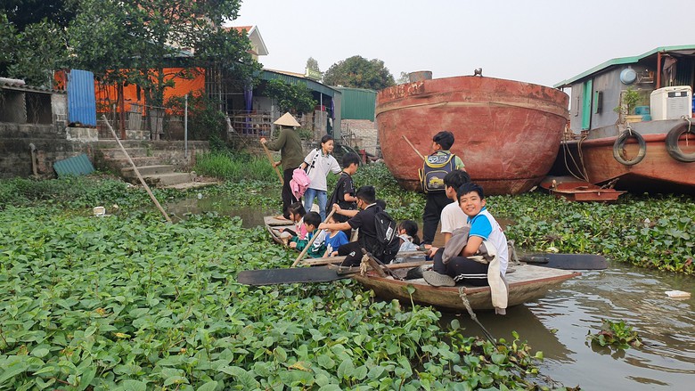 Bất ngờ cảnh học sinh vượt s&ocirc;ng đến trường ở một khu d&acirc;n cư sầm uất- Ảnh 9.