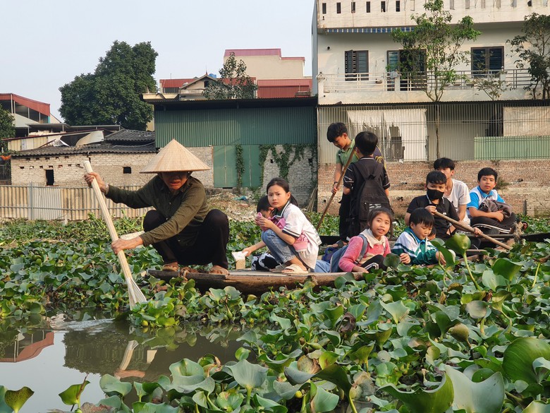 Bất ngờ cảnh học sinh vượt s&ocirc;ng đến trường ở một khu d&acirc;n cư sầm uất- Ảnh 6.