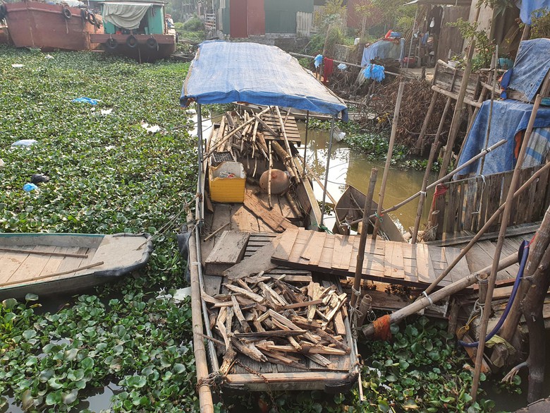 Bất ngờ cảnh học sinh vượt s&ocirc;ng đến trường ở một khu d&acirc;n cư sầm uất- Ảnh 5.