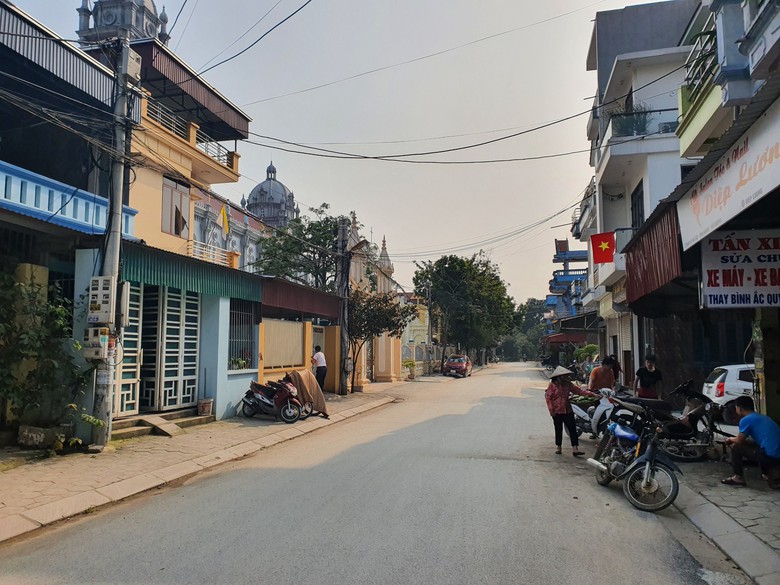 Bất ngờ cảnh học sinh vượt s&ocirc;ng đến trường ở một khu d&acirc;n cư sầm uất- Ảnh 1.