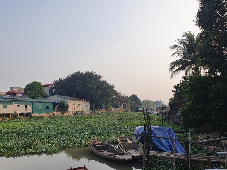 Bất ngờ cảnh học sinh vượt s&ocirc;ng đến trường ở một khu d&acirc;n cư sầm uất- Ảnh 2.