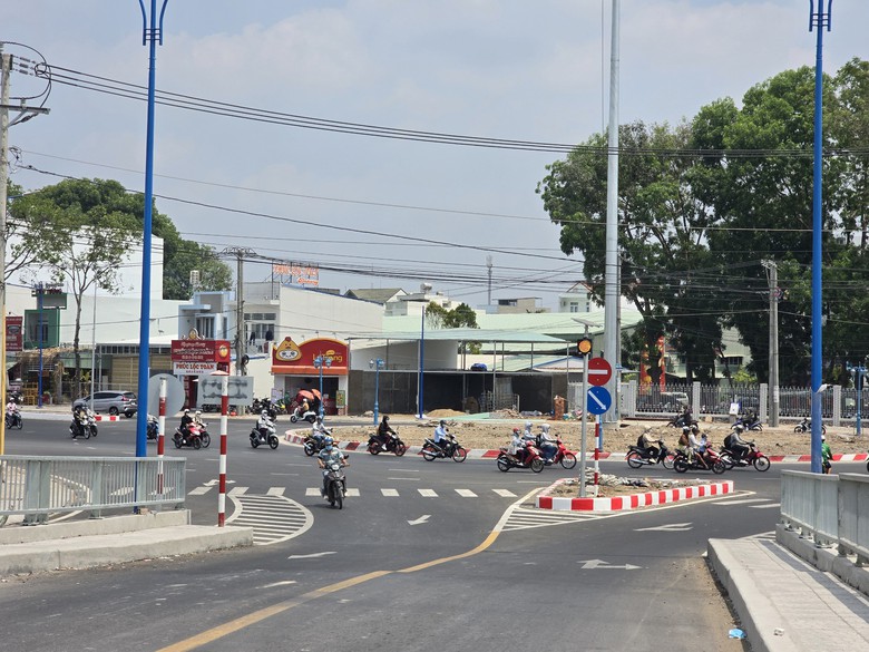 Cần Thơ: Vì sao đèn tín hiệu ở ngã năm mới lắp đã tạm dừng hoạt động?- Ảnh 5. Cần Thơ: Vì sao đèn tín hiệu ở ngã năm mới lắp đã tạm dừng hoạt động?- Ảnh 5.