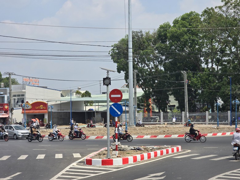 Cần Thơ: Vì sao đèn tín hiệu ở ngã năm mới lắp đã tạm dừng hoạt động?- Ảnh 1. Cần Thơ: Vì sao đèn tín hiệu ở ngã năm mới lắp đã tạm dừng hoạt động?- Ảnh 1.