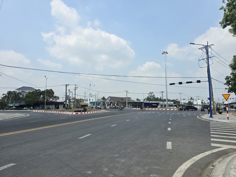 Cần Thơ: Vì sao đèn tín hiệu ở ngã năm mới lắp đã tạm dừng hoạt động?- Ảnh 6. Cần Thơ: Vì sao đèn tín hiệu ở ngã năm mới lắp đã tạm dừng hoạt động?- Ảnh 6.