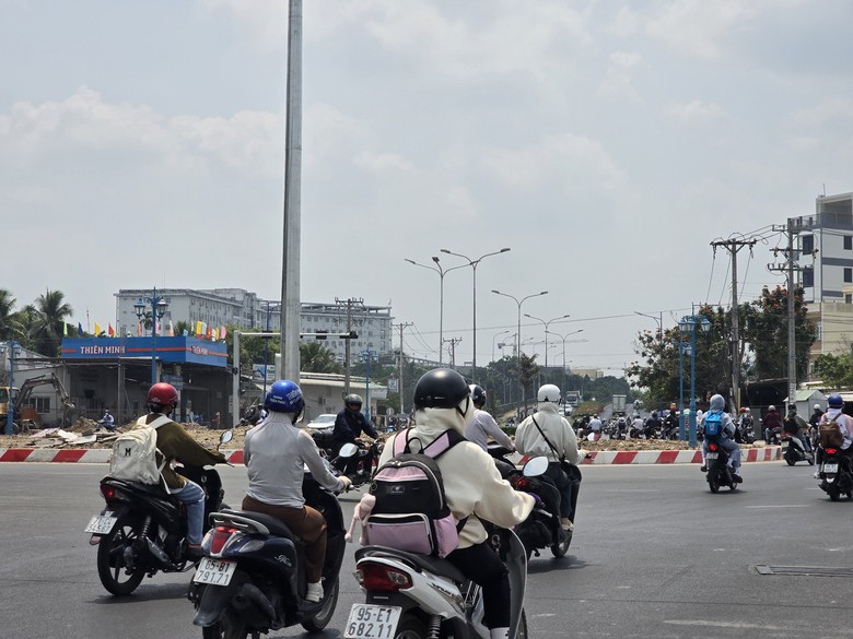 Cần Thơ: Vì sao đèn tín hiệu ở ngã năm mới lắp đã tạm dừng hoạt động?- Ảnh 2. Cần Thơ: Vì sao đèn tín hiệu ở ngã năm mới lắp đã tạm dừng hoạt động?- Ảnh 2.