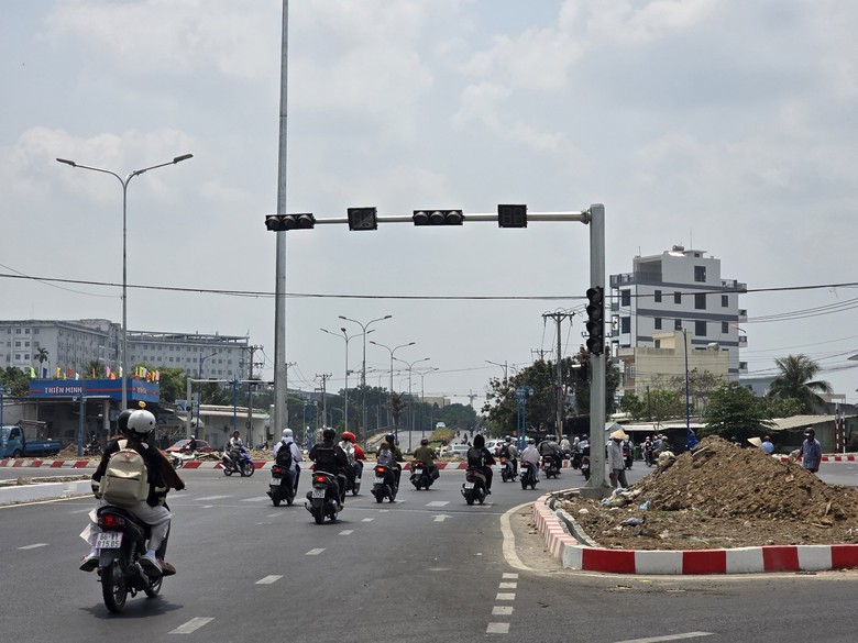 Cần Thơ: Vì sao đèn tín hiệu ở ngã năm mới lắp đã tạm dừng hoạt động?- Ảnh 4. Cần Thơ: Vì sao đèn tín hiệu ở ngã năm mới lắp đã tạm dừng hoạt động?- Ảnh 4.