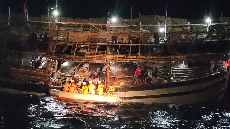 Xuy&ecirc;n đ&ecirc;m cứu nạn ngư d&acirc;n nguy kịch tr&ecirc;n v&ugrave;ng biển Ho&agrave;ng Sa- Ảnh 3.