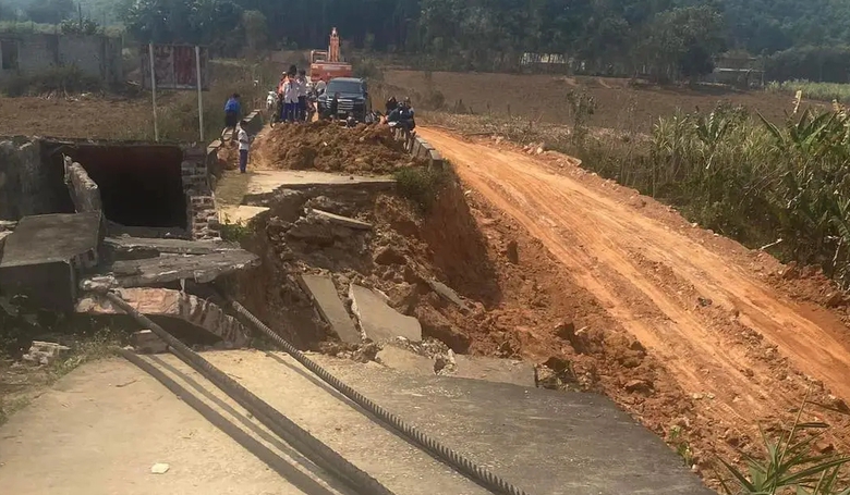 Công an vào cuộc vụ cầu treo đổ sập khi đang khắc phục sạt lở mố- Ảnh 2. Công an vào cuộc vụ cầu treo đổ sập khi đang khắc phục sạt lở mố- Ảnh 2.
