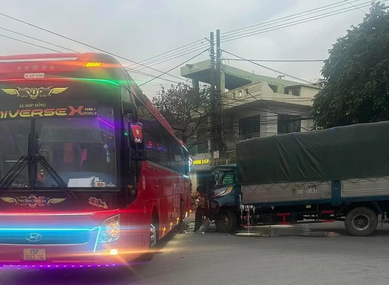 Hai học sinh văng khỏi xe kh&aacute;ch trong vụ tai nạn với &ocirc; t&ocirc; tải tại Hải Ph&ograve;ng- Ảnh 1.