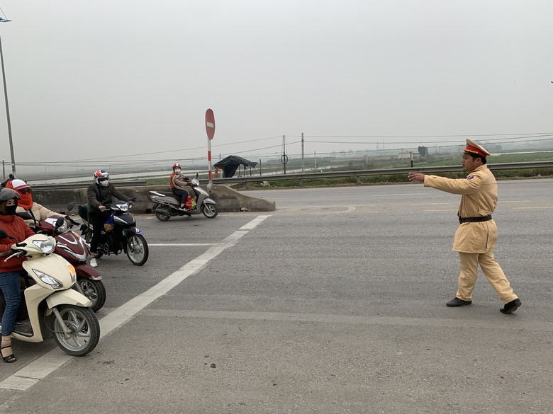 Công an Thanh Hóa xử lý xe máy vượt đèn đỏ trên QL1 sau phản ánh- Ảnh 1. Công an Thanh Hóa xử lý xe máy vượt đèn đỏ trên QL1 sau phản ánh- Ảnh 1.