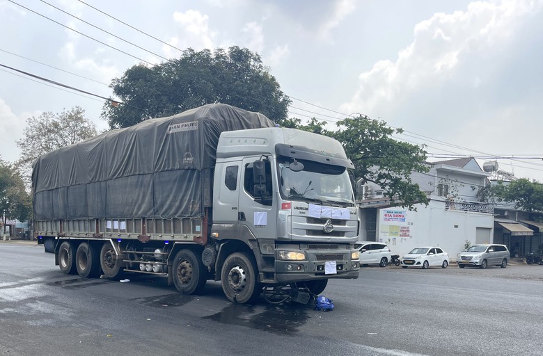 &Ocirc; t&ocirc; tải cuốn xe đạp v&agrave;o gầm, một học sinh nhập viện- Ảnh 1.