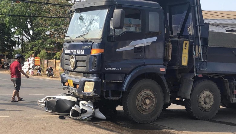 Xe tải t&ocirc;ng xe m&aacute;y, ch&aacute;u b&eacute; 5 tuổi tho&aacute;t chết kỳ diệu- Ảnh 1.