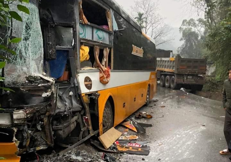 T&agrave;i xế xe kh&aacute;ch bị thương sau vụ va chạm xe tải tr&ecirc;n QL70- Ảnh 1.