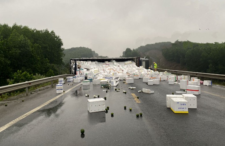 Hiện trường vụ xe tải bị lật nằm chắn ngang đường.