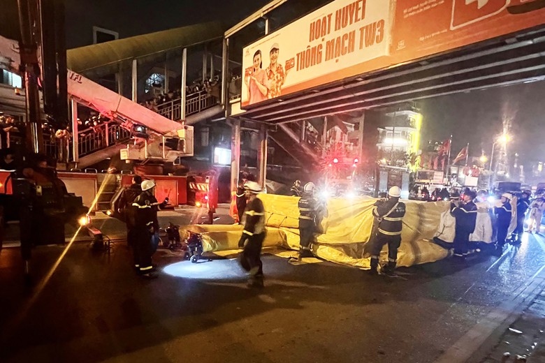 Giải cứu thanh ni&ecirc;n uống rượu bia, nằm tr&ecirc;n m&aacute;i cầu vượt đi bộ- Ảnh 2.