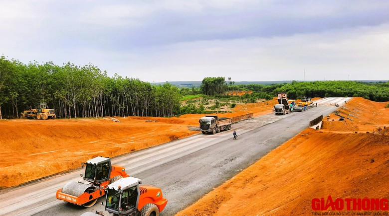 Cao tốc H&ograve;a Li&ecirc;n - T&uacute;y Loan nguy cơ lỡ hẹn b&agrave;n giao mặt bằng trong th&aacute;ng 6/2024- Ảnh 1.