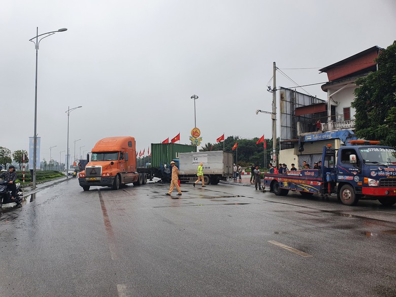 Va chạm với &ocirc; t&ocirc; đầu k&eacute;o, t&agrave;i xế xe tải mắc kẹt trong phần cabin bị biến dạng- Ảnh 1.